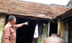 Sống khổ trong nhà cổ