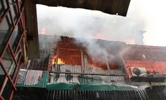 Hà Nội:  Lửa bao vây 3 mặt tòa nhà chung cư trong ngõ hẹp