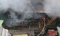 Đám cháy thiêu rụi 5 căn hộ trong khu tập thể Nam Đồng