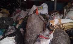 Hà Tĩnh: “Biến” nhà gửi xe của chợ thành bãi chứa rác