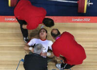 Clip độc Sea Games 27: Lực sỹ suýt chết vì nâng tạ quá nặng