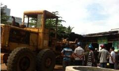 Nổ bánh xe xúc khi đang bơm, một người nguy kịch