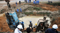 Vỡ ống nước sạch sông Đà: Làm “người rừng” giữa Thủ đô