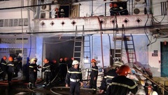 Cháy lớn, thiêu rụi 200m2 nhà kho chứa kính tại TP. HCM