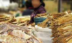 Chẳng có ai mua, hàng tết vẫn ùn ùn tăng giá