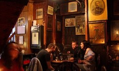 Vẻ cổ kính, hoành tráng ở quán rượu lâu đời nhất London