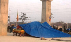 Dân mang quan tài, dựng lều vây nhà máy xi măng 