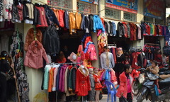 Hàng nhập lậu tràn ngập chợ quê