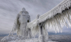 Ngắm ngọn hải đăng phủ băng lộng lẫy như phim Hollywood 