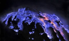 Kỳ diệu núi lửa phát ánh sáng xanh trong đêm