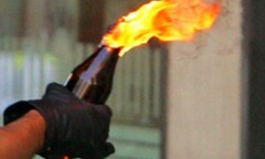 Ném “bom xăng” vào nhà sếp để trả thù