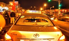 Va chạm, tài xế taxi rượt đánh người trên phố