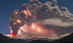 Cảnh tượng ngoạn mục  "ngoài hành tinh " khi núi lửa phun trào