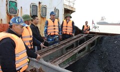 Bắt tàu vận chuyển 600 tấn than cám trái phép