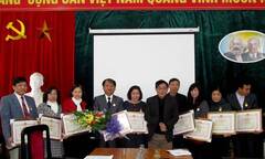 DONG DO UNIVERSITY trao kỷ niệm chương  "Vì sự nghiệp giáo dục "