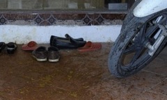 Ngang nhiên ném phân bẩn vào nhà hàng xóm