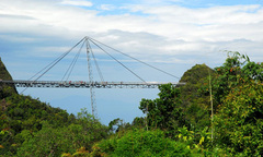Độc nhất vô nhị cây “cầu treo thiên đường” Langkawi 