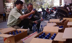 Kon Tum: Bắt xe ô tô vận chuyển 35 thùng Vodka giả