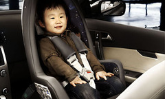 Đi chơi Tết Giáp Ngọ: Trẻ ngồi xe ô tô nên quay mặt về phía sau