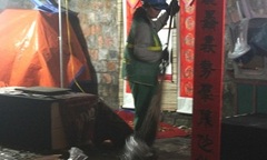 Công nhân vệ sinh  "nhàn nhã " trong tết