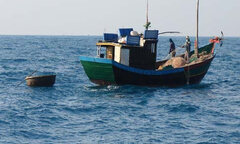 Tạt nước sôi, đẩy 5 đồng nghiệp xuống biển để cướp 6 tạ mực 	 