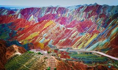 Cảnh tượng không thể tin ở dãy núi bảy sắc cầu vồng