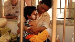 Mẹ khóa trái cửa, tự thiêu cùng hai con