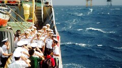 Tên anh khắc vào lòng biển Mẹ