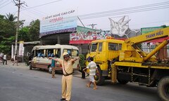 Bình Dương: Xe khách lao vào nhà dân, 13 người nhập viện