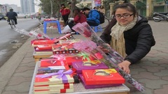  Sinh viên tất bật  "làm ăn " dịp Valentine