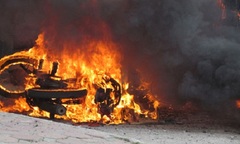 Giải quyết mâu thuẫn bằng bom xăng, nhóm trai làng bị khởi tố