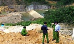 Phát hiện xác chết lõa thể trên mặt hồ thủy điện     