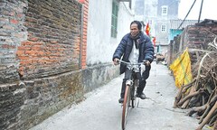 Chuyện khó tin về người đàn ông mù biết đi xe đạp và có...10 vợ