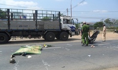 Sập “ổ gà”, bị xe tải cán nát đầu