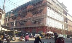 Tiểu thương kéo đến trụ sở tỉnh vì tiền thuê chợ quá cao