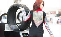 Ngỡ ngàng người mẫu ô tô khoe hình xăm kín lưng