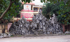 Hà Tĩnh: Bi hài “quan huyện” lập núi “trấn yểm” trước trụ sở UBND