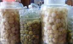 Hành muối  "siêu tốc " ngậm đầy hóa chất