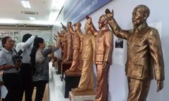 Mẫu tượng đài Chủ tịch Hồ Chí Minh mang vẻ thanh cao, giản dị