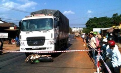 Xe tải lấn đường đâm xe máy, 2 vợ chồng tử vong