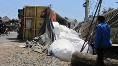 Lâm Đồng: Lật xe chở alumin, làm sập mái nhà