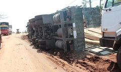 Lại lật xe đầu kéo trọng tải lớn, tài xế thoát chết