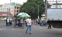 Va chạm với xe tải, 5 người thương vong