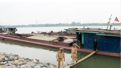 Khởi tố 8 “cát tặc” rút ruột sông Hồng