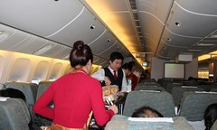 Sợ tội buôn đồ ăn cắp: Tiếp viên bỏ xách tay hàng Nhật