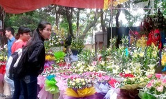  8/3: Cô giáo nhận quà rồi nhờ người bán