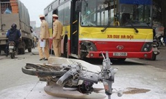 Đối đầu xe bus, xe máy bốc cháy, 2 người chết