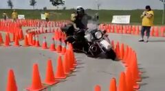 Ngả mũ màn cưỡi mô tô khủng đi qua hàng đinh của viên cảnh sát