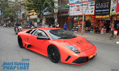 Ngắm dàn siêu xe di chuyển vô cùng kỷ luật