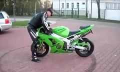 Màn “quăng” mô tô xuống hồ ngỡ ngẩn của Stunter nghiệp dư